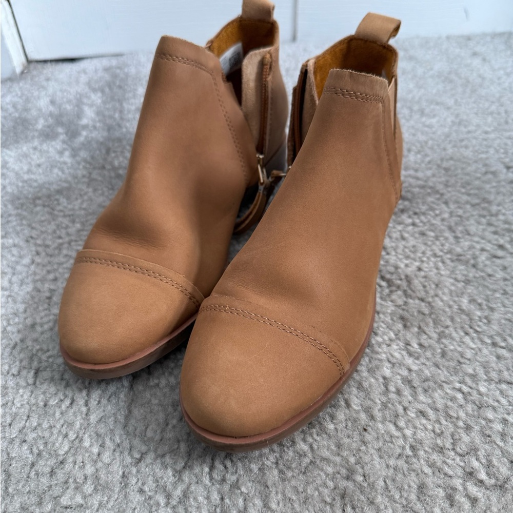 Tom’s Tan Ankle Boots - Classic Chelsea Style